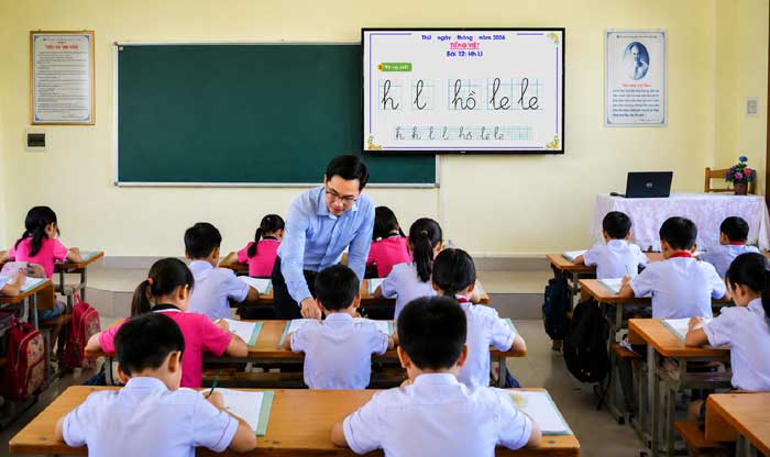 Dùng video mẫu chữ viết cho học sinh tập viết tỏng bài giảng Hh Ll